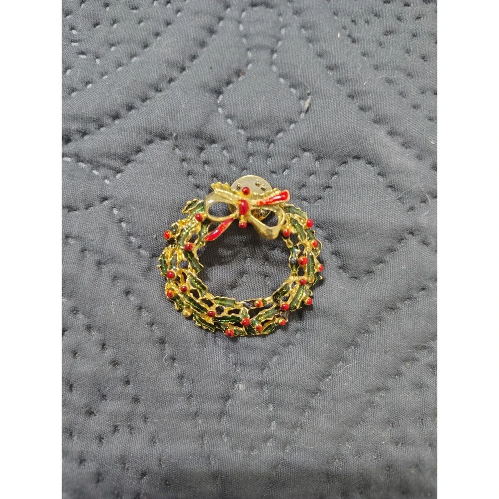 Vintage Christmas Wreath Pin Gold Tone Enamel Holly Berry Holiday Brooch Red Gre